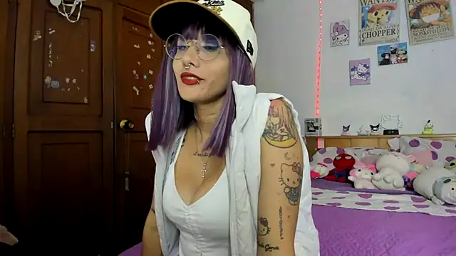 Snapshot of LunaDeCristall chatting on October 9, 7:06 am LunaDeCristall online show from October 9, 7:06 am