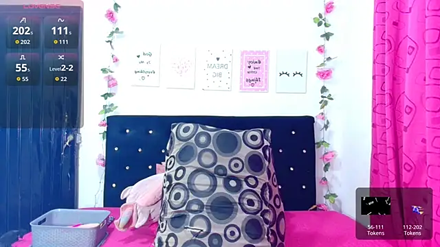 Snapshot of CiaraEbony chatting on October 21, 12:22 am CiaraEbony online show from October 21, 12:22 am