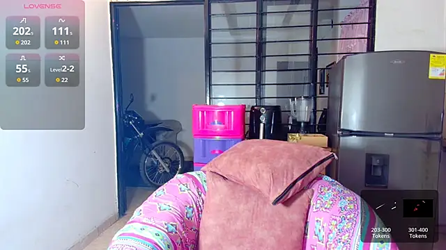 Snapshot of CiaraEbony chatting on October 27, 9:46 am CiaraEbony online show from October 27, 9:46 am