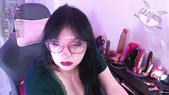 Snapshot of LiloMoon69 chatting on May 4, 8:10 am LiloMoon69 online show from May 4, 8:10 am