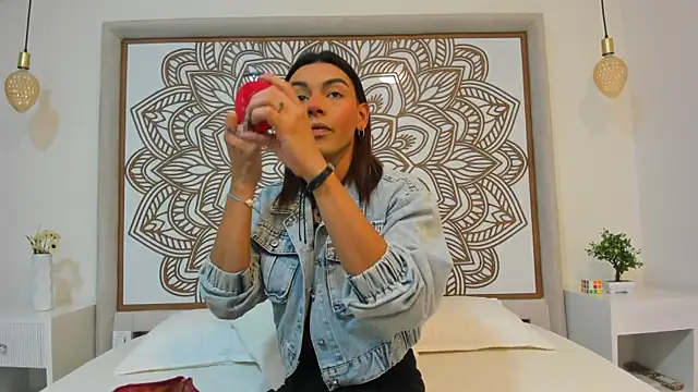 Snapshot of Maiskeen_Zamara chatting on December 10, 8:49 pm Maiskeen Zamara online show from December 10, 8:49 pm