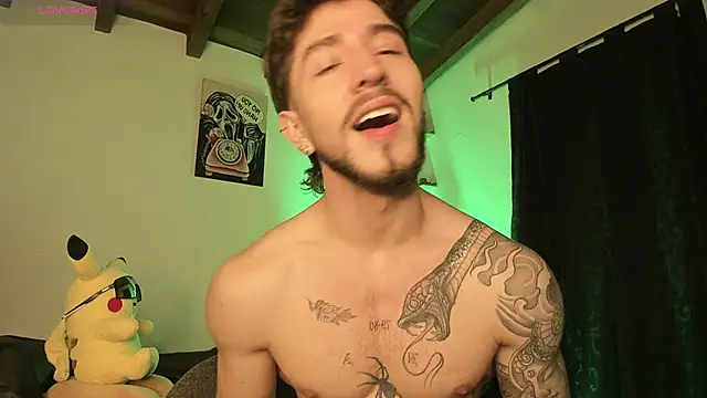 Snapshot of Valentino_Xander chatting on March 21, 5:43 am Valentino Xander online show from March 21, 5:43 am