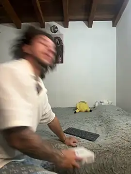 Snapshot of Valentino_Xander chatting on November 28, 1:08 am Valentino Xander online show from November 28, 1:08 am