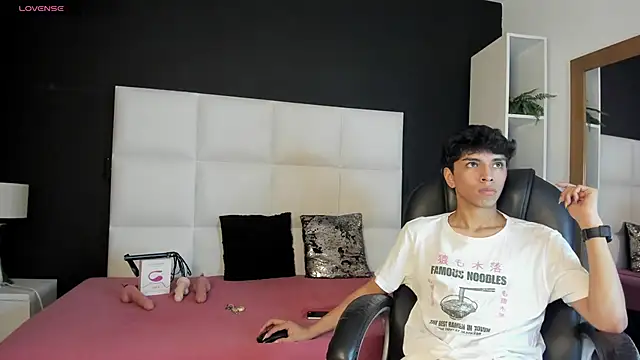 Snapshot of Santy_carrington chatting on December 4, 8:29 pm Santy carrington online show from December 4, 8:29 pm