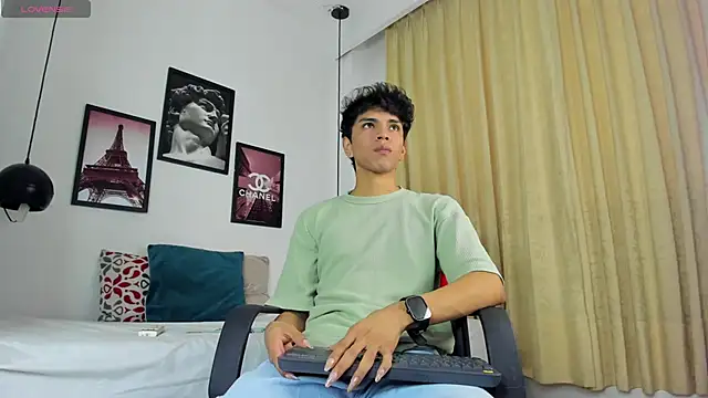 Snapshot of Santy_carrington chatting on December 21, 8:10 pm Santy carrington online show from December 21, 8:10 pm