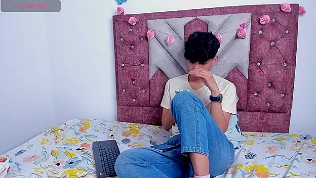 Snapshot of Santy_carrington chatting on March 12, 12:53 am Santy carrington online show from March 12, 12:53 am