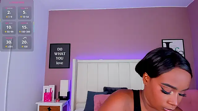 Snapshot of Britanymooree chatting on October 22, 7:35 pm Britanymooree online show from October 22, 7:35 pm