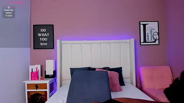 Snapshot of Britanymooree chatting on October 23, 7:56 pm Britanymooree online show from October 23, 7:56 pm