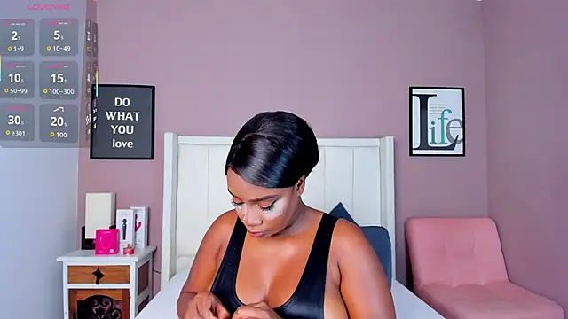 Snapshot of Britanymooree chatting on November 3, 7:59 pm Britanymooree online show from November 3, 7:59 pm