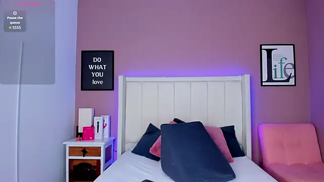 Snapshot of Britanymooree chatting on November 4, 8:08 pm Britanymooree online show from November 4, 8:08 pm