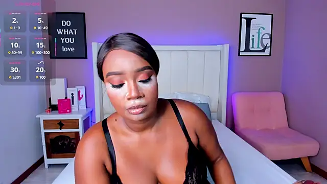 Snapshot of Britanymooree chatting on November 10, 7:46 pm Britanymooree online show from November 10, 7:46 pm