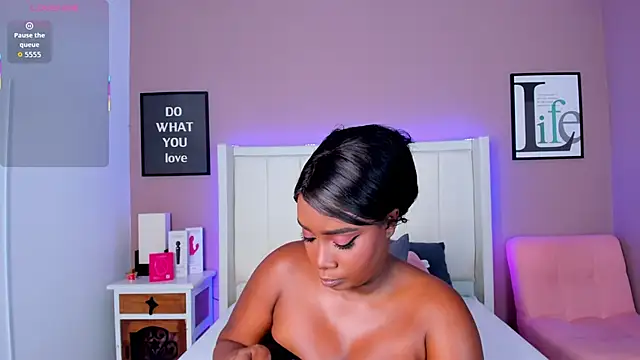 Snapshot of Britanymooree chatting on November 12, 7:46 pm Britanymooree online show from November 12, 7:46 pm