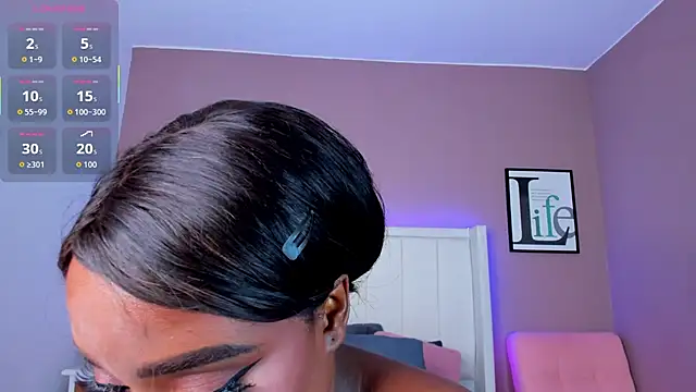 Snapshot of Britanymooree chatting on November 18, 7:29 pm Britanymooree online show from November 18, 7:29 pm