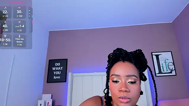 Snapshot of Britanymooree chatting on December 1, 7:52 pm Britanymooree online show from December 1, 7:52 pm