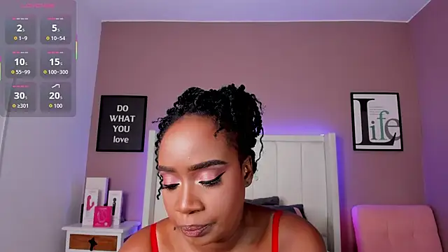 Britanymooree online show from December 17, 8:04 pm