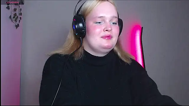 Snapshot of rozzhaos8 chatting on October 25, 7:08 pm rozzhaos8 online show from October 25, 7:08 pm