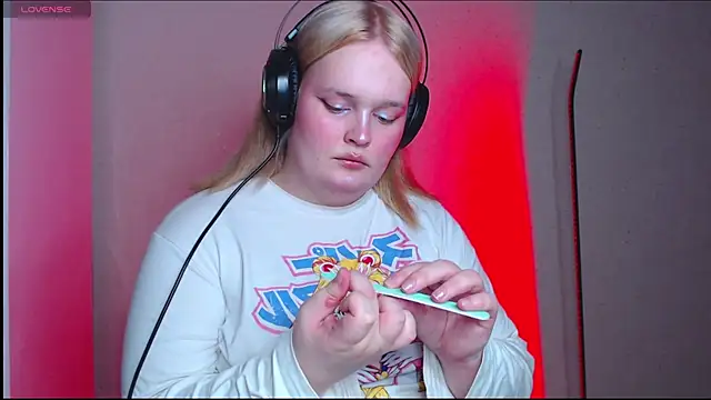 Snapshot of rozzhaos8 chatting on October 28, 8:11 pm rozzhaos8 online show from October 28, 8:11 pm