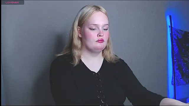 Snapshot of rozzhaos8 chatting on November 11, 7:03 pm rozzhaos8 online show from November 11, 7:03 pm