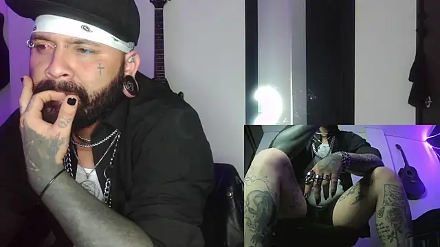 Snapshot of darkclothes chatting on December 25, 10:39 am darkclothes online show from December 25, 10:39 am