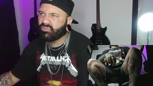 Snapshot of darkclothes chatting on December 29, 12:52 am darkclothes online show from December 29, 12:52 am