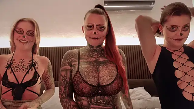 Snapshot of Inked_lorena chatting on October 31, 7:37 pm Inked lorena online show from October 31, 7:37 pm