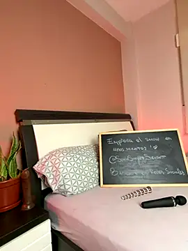 Snapshot of SOFIASWEETSECRETT chatting on November 7, 9:42 am SOFIASWEETSECRETT online show from November 7, 9:42 am