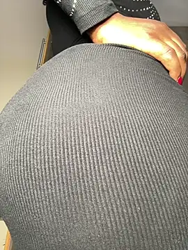 Hugemassivebootie online show from July 12, 6:10 pm