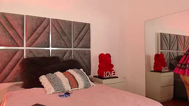 Snapshot of Laura_Dicardy chatting on October 25, 7:41 pm Laura Dicardy online show from October 25, 7:41 pm