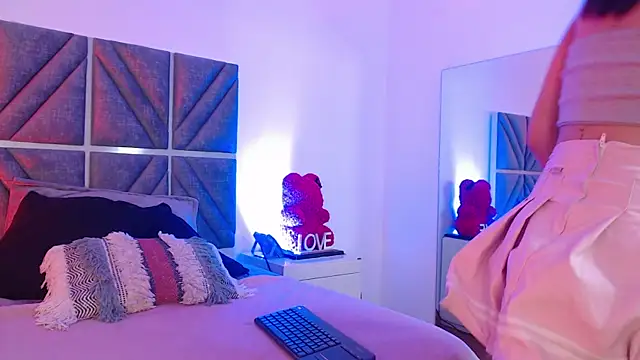 Snapshot of Laura_Dicardy chatting on December 4, 8:28 pm Laura Dicardy online show from December 4, 8:28 pm