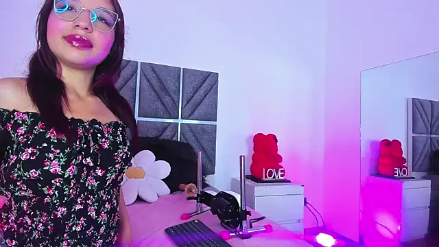 Laura Dicardy online show from March 25, 7:53 pm