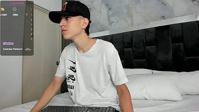 Snapshot of Dei_v_48 chatting on December 11, 7:25 pm Dei v 48 online show from December 11, 7:25 pm