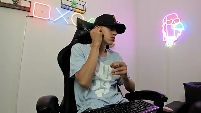 Snapshot of Dei_v_48 chatting on December 14, 7:46 pm Dei v 48 online show from December 14, 7:46 pm