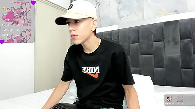 Snapshot of Dei_v_48 chatting on February 9, 7:52 pm Dei v 48 online show from February 9, 7:52 pm