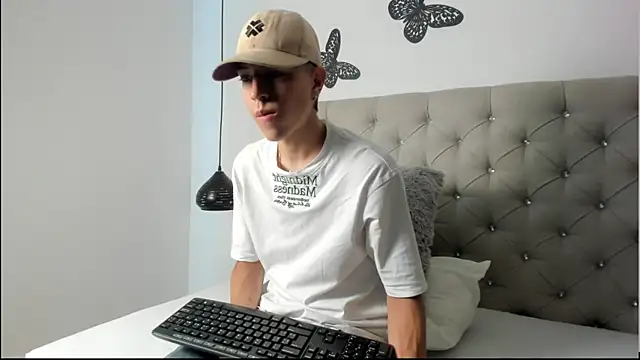 Snapshot of Dei_v_48 chatting on February 10, 7:28 pm Dei v 48 online show from February 10, 7:28 pm