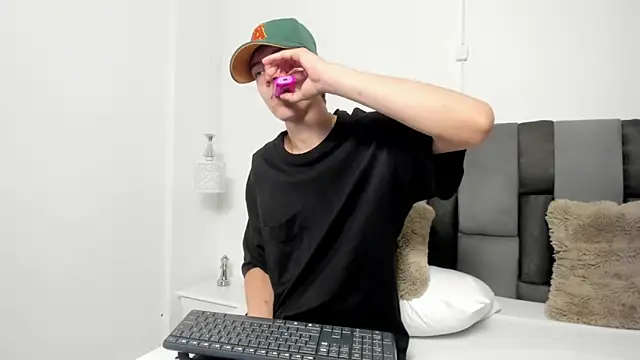 Snapshot of Dei_v_48 chatting on February 13, 7:52 pm Dei v 48 online show from February 13, 7:52 pm