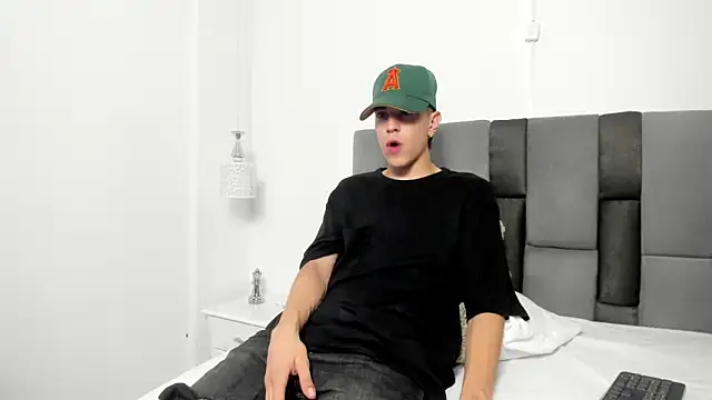 Snapshot of Dei_v_48 chatting on February 14, 5:19 am Dei v 48 online show from February 14, 5:19 am