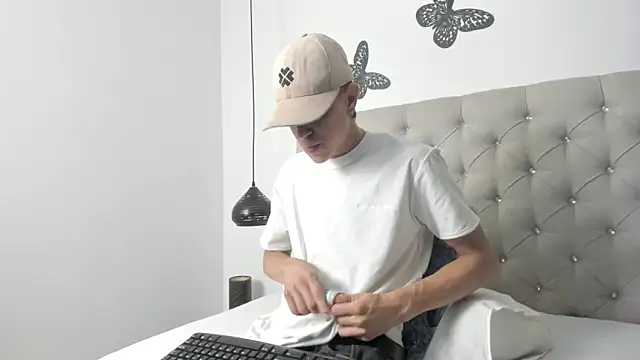 Snapshot of Dei_v_48 chatting on February 14, 7:54 pm Dei v 48 online show from February 14, 7:54 pm