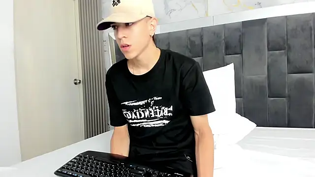 Snapshot of Dei_v_48 chatting on February 15, 7:28 pm Dei v 48 online show from February 15, 7:28 pm