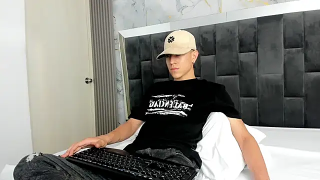 Snapshot of Dei_v_48 chatting on February 15, 10:31 pm Dei v 48 online show from February 15, 10:31 pm