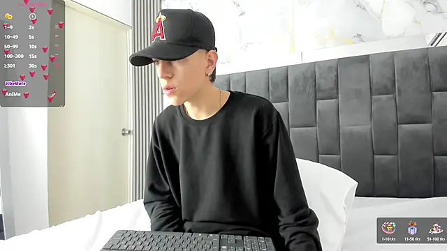 Snapshot of Dei_v_48 chatting on February 19, 6:11 am Dei v 48 online show from February 19, 6:11 am