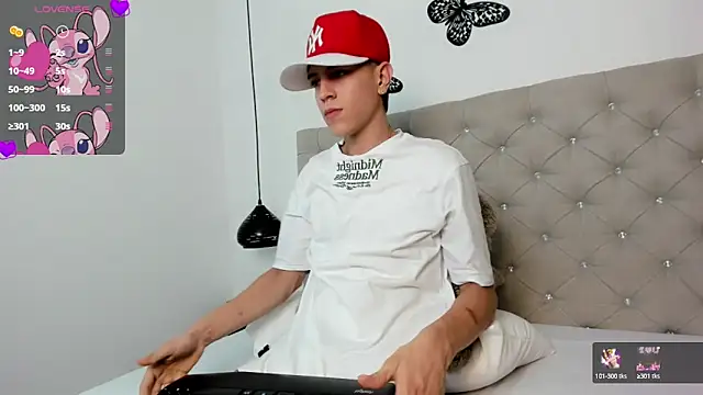 Snapshot of Dei_v_48 chatting on February 28, 7:46 pm Dei v 48 online show from February 28, 7:46 pm