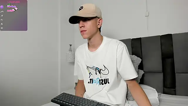 Snapshot of Dei_v_48 chatting on March 10, 8:34 pm Dei v 48 online show from March 10, 8:34 pm