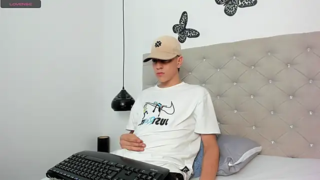 Snapshot of Dei_v_48 chatting on March 11, 5:49 am Dei v 48 online show from March 11, 5:49 am