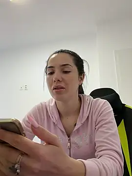 Snapshot of Emmapmg chatting on April 15, 7:04 am Emmapmg online show from April 15, 7:04 am