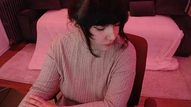 Snapshot of Lynylou chatting on December 6, 6:50 pm Lynylou online show from December 6, 6:50 pm