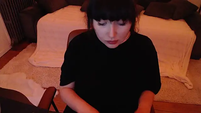Snapshot of Lynylou chatting on December 9, 4:45 am Lynylou online show from December 9, 4:45 am