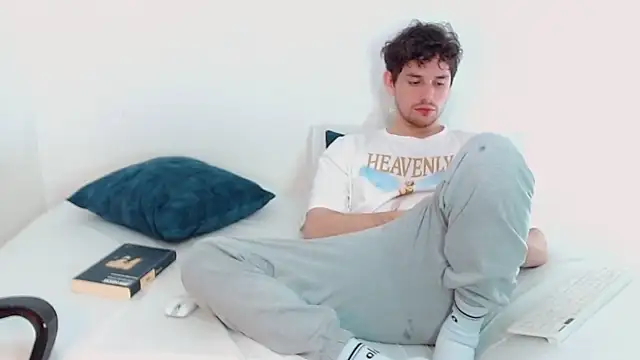 Snapshot of Elio555 chatting on December 14, 10:07 pm Elio555 online show from December 14, 10:07 pm