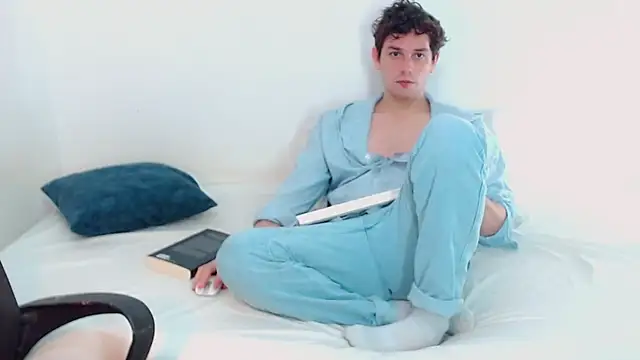 Snapshot of Elio555 chatting on December 15, 4:59 pm Elio555 online show from December 15, 4:59 pm