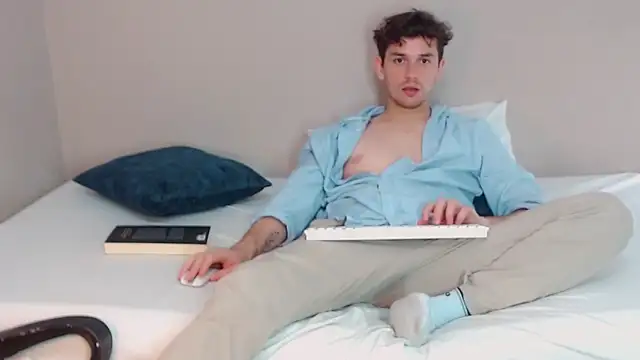 Snapshot of Elio555 chatting on December 22, 9:42 pm Elio555 online show from December 22, 9:42 pm