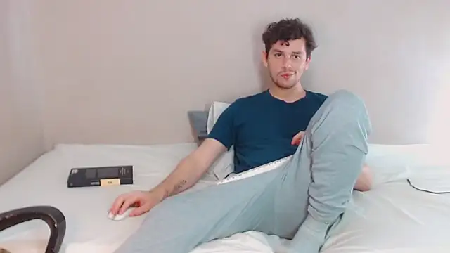 Snapshot of Elio555 chatting on January 18, 11:44 pm Elio555 online show from January 18, 11:44 pm